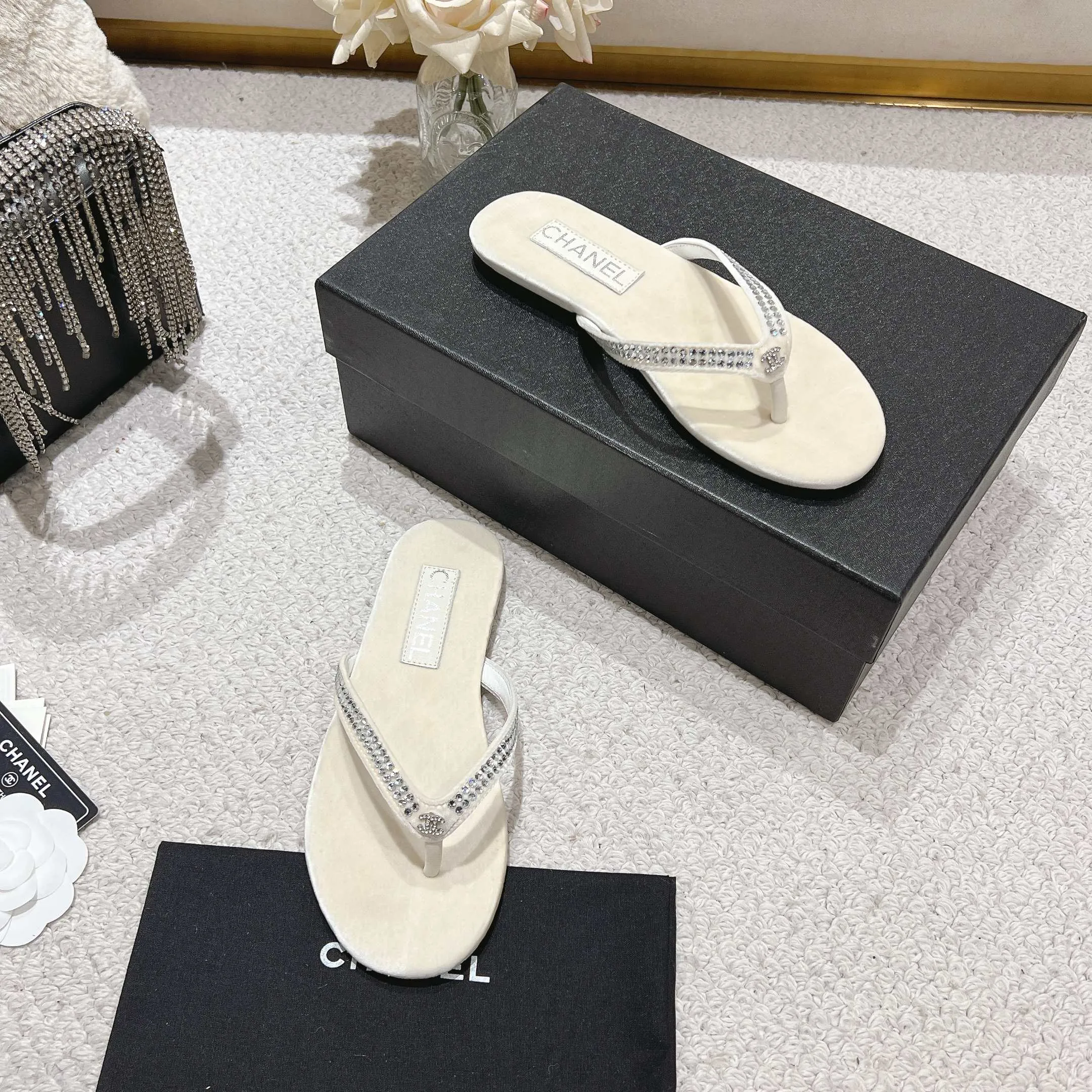 👟👟Ex-factory price 480👟👟 Xiaoxiang chanel 2025 new flip-flops! This series is really amazing. How can it be so beautiful! Summer is really an invincible combination that can be salty or sweet ~ The upper is made of original velvet and the lining is lambskin genuine leather outsole Size: 35-40 (40 customized)